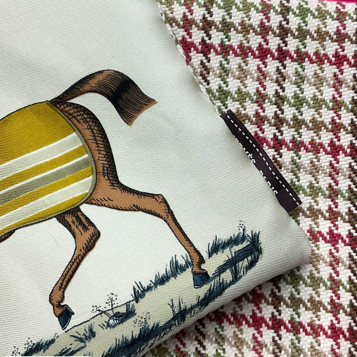 Couvertures et Tenues du Jour Neutral Vintage Silk Scarf Wristlet Grand Bag